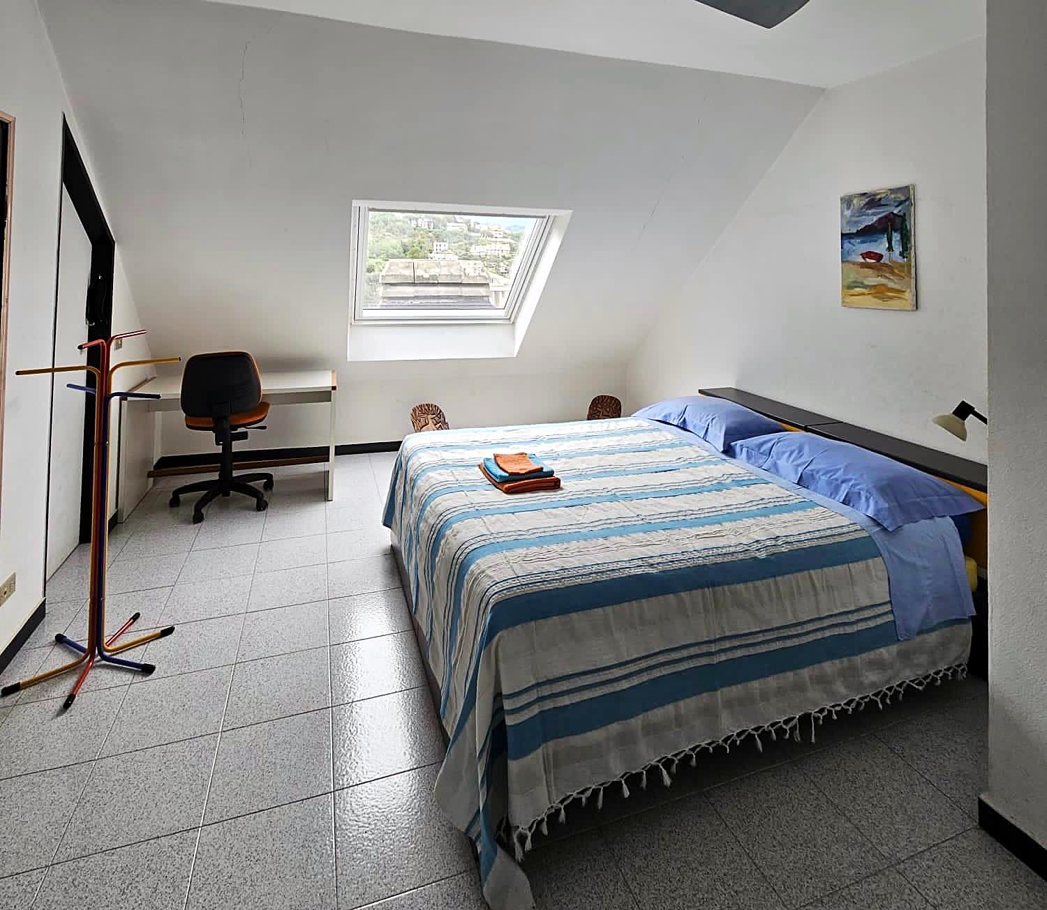 Camera con letto aggiuntivo – Letto matrimoniale e scrivania