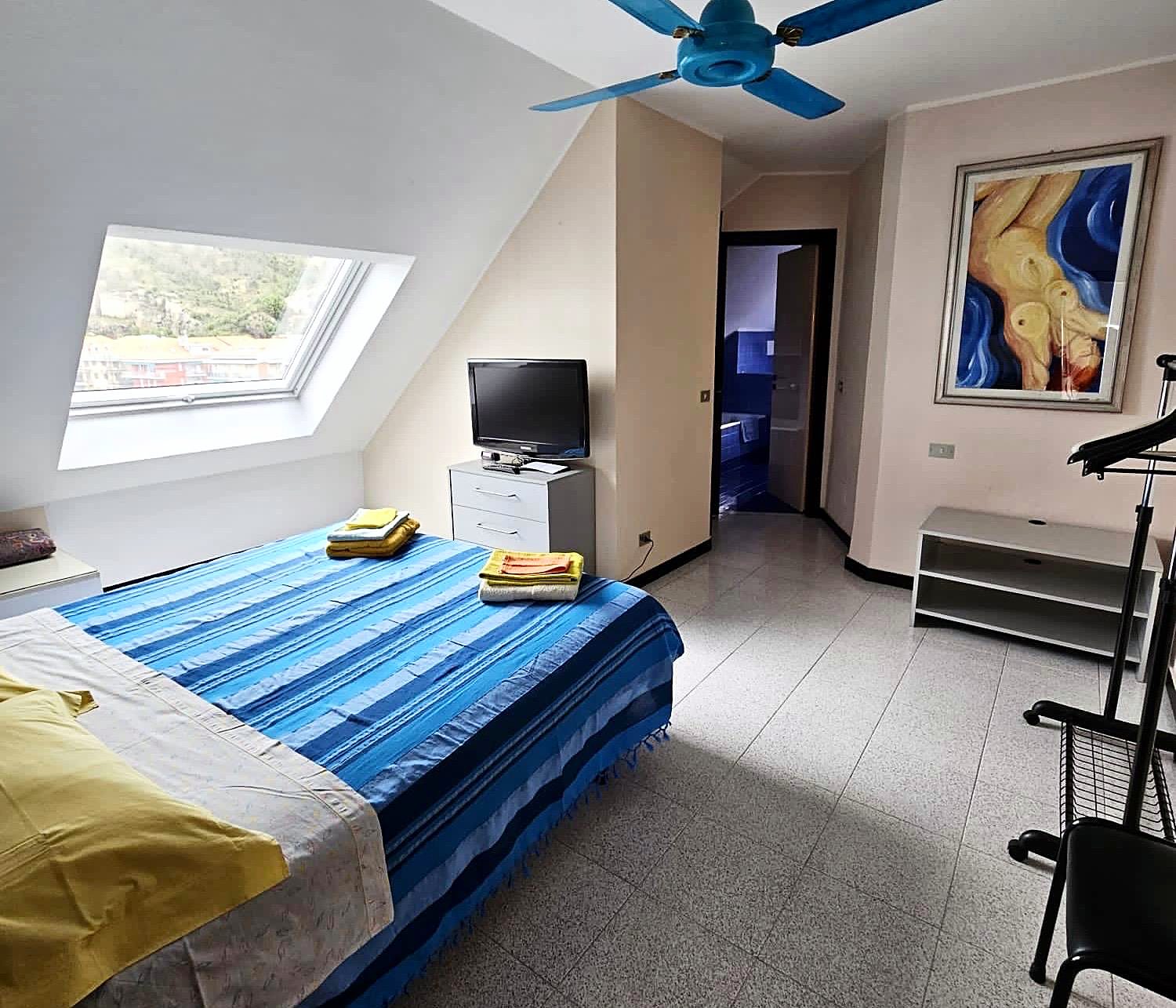 Camera con vista sul Golfo – Ventilatore a soffitto e bagno vicino