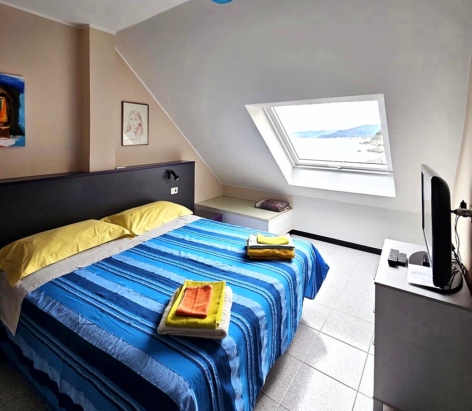 Camera con vista sul Golfo – Letto matrimoniale e TV