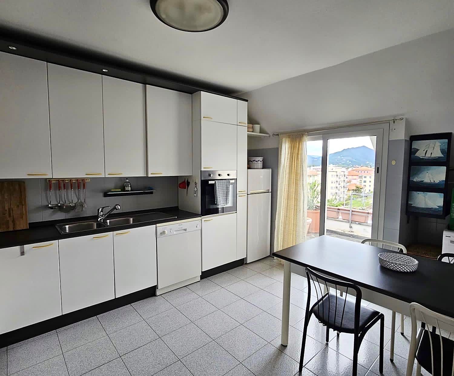 Cucina – Cucina con uscita sul terrazzino