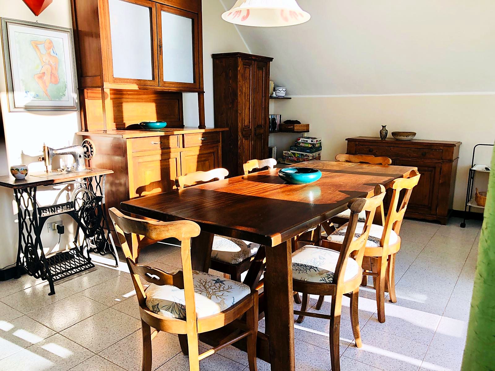 Zona pranzo – Il tavolo da pranzo e i giochi da tavolo