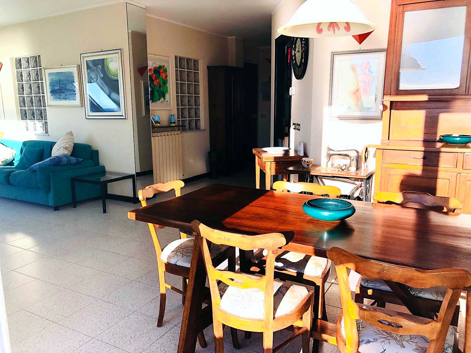 Zona pranzo – Dalla zona pranzo verso il salone