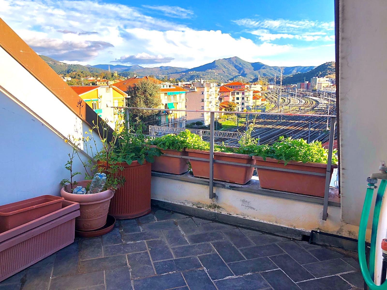 Terrazzo e vista – Il terrazzino della cucina, vista colline